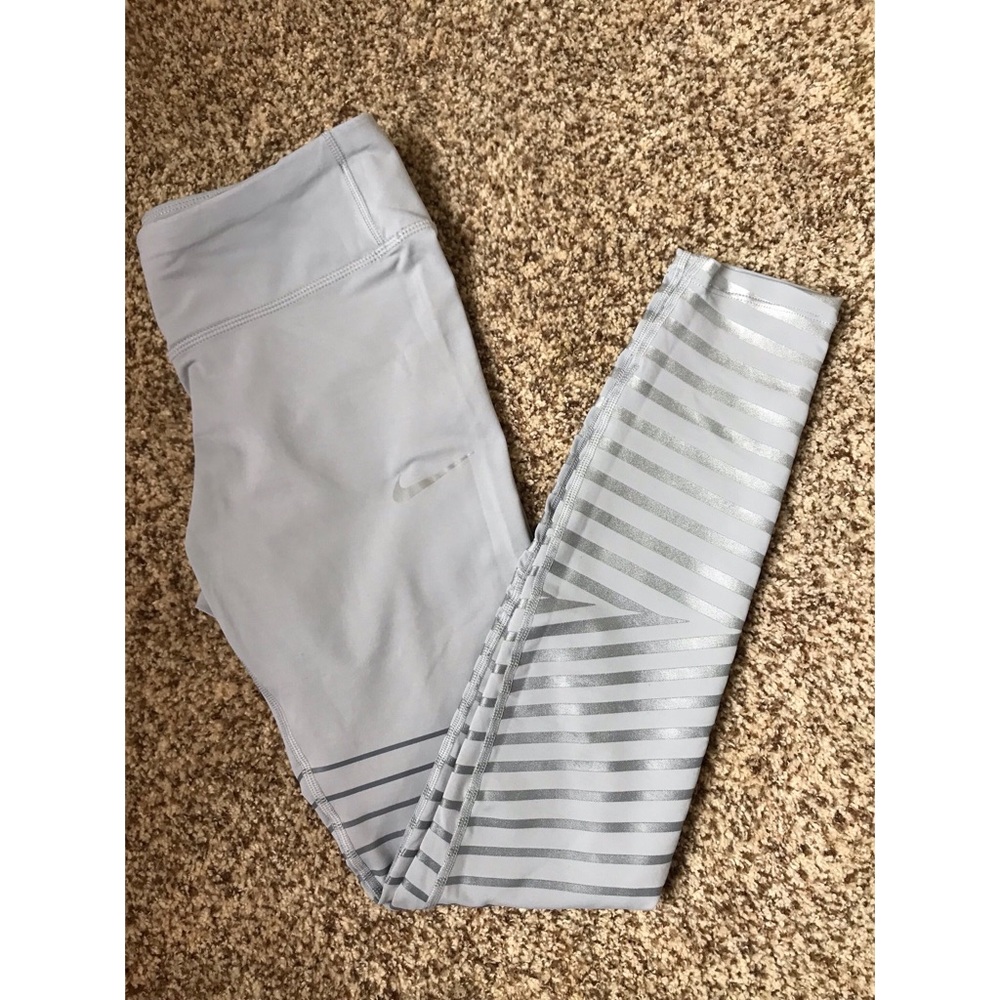 NWOT Nike sliver detail leggings